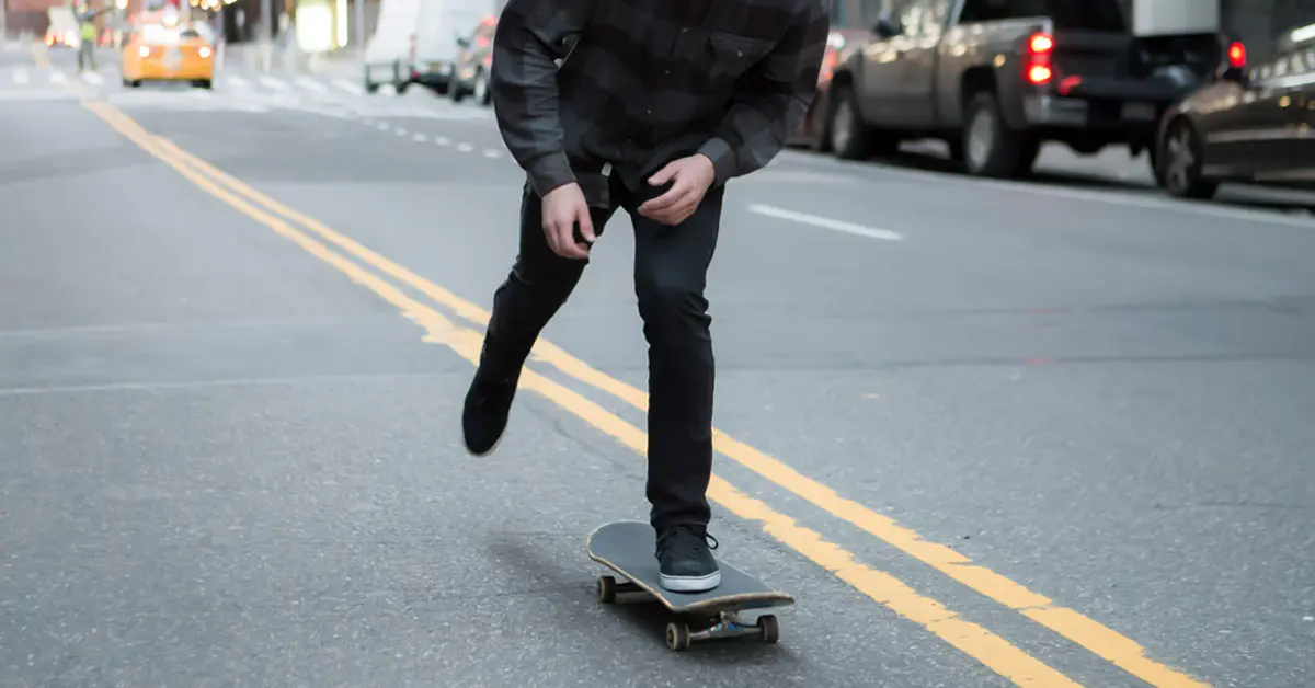 MOPT recuerda que uso de patinetas y patines en carretera es ilegal