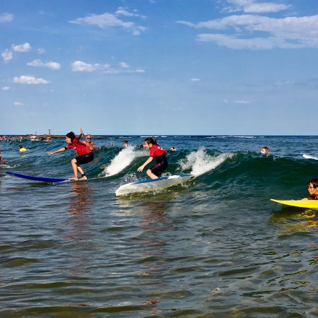 Se desarrolla movimiento en defensa del empleo para instructores de surf locales