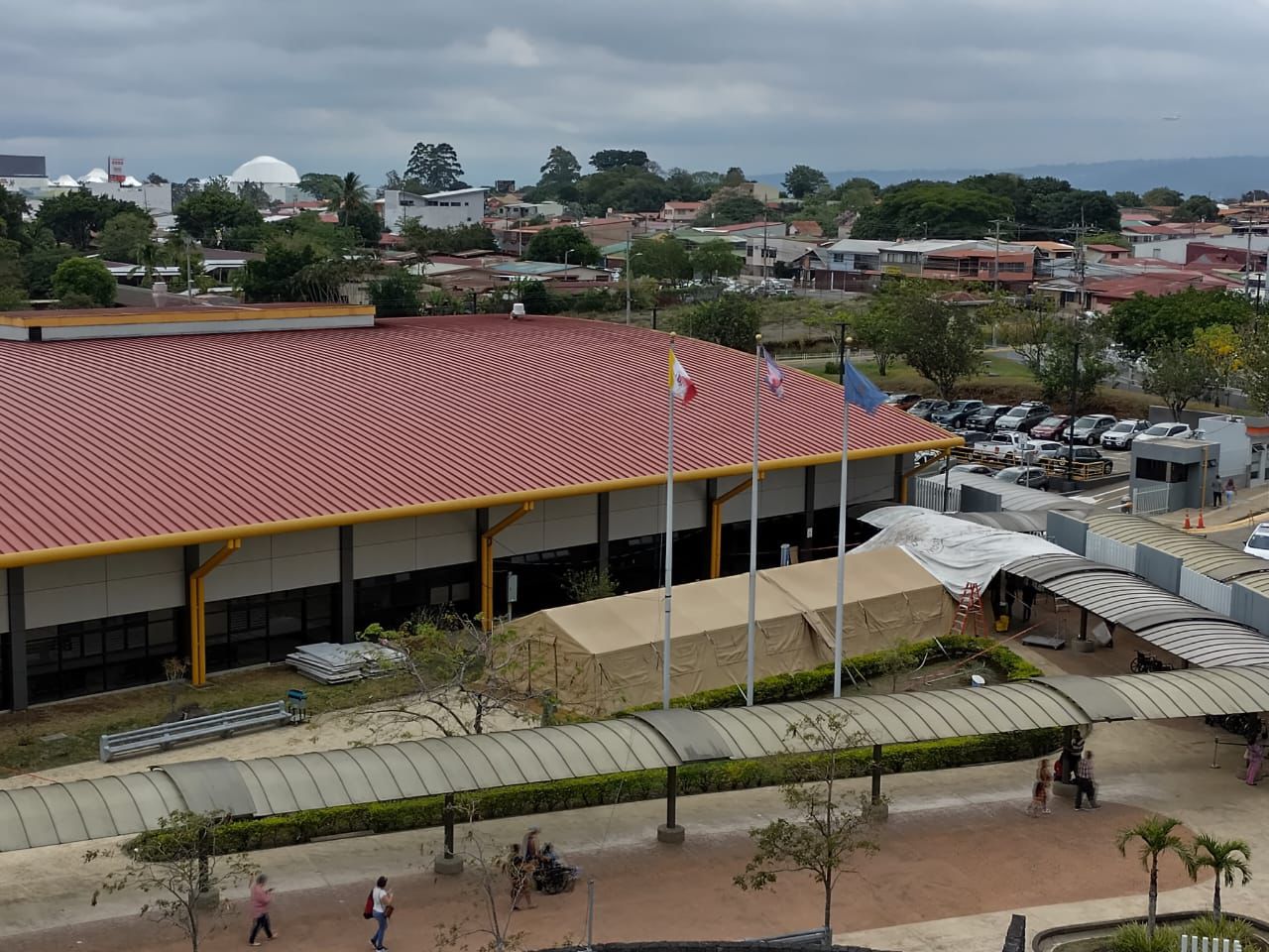 Colocan Unidad Médica Móvil en Hospital de Heredia para emergencias